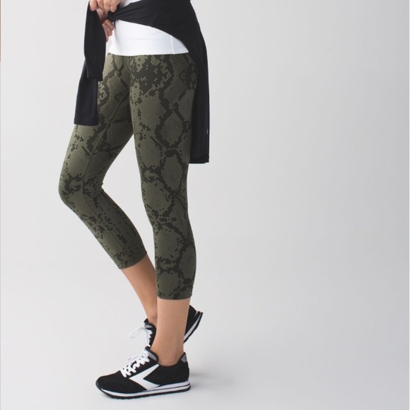 Lululemon Wunder Under Crop - Ziggy Snake Fatigue Green Gator - Size 2 - Picture 2 of 7